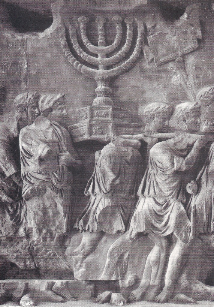 Римские воины несут менору (семисвечник) из Иерусалимского Храма. Триумфальная арка Тита в Риме.